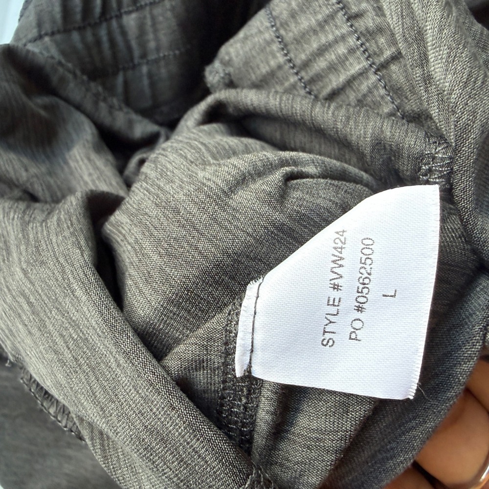 Vuori sz L  Lux‎ Jumpsuit Grey V-Neck Short Sleeve Athleisure Quitet Luxury - Picture 5 of 6